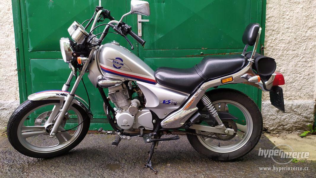 DAELIM VS 125 - COOL Chopper pro začátečníky od 16 let - foto 15