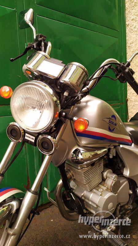DAELIM VS 125 - COOL Chopper pro začátečníky od 16 let - foto 17