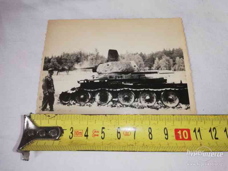 Tank s vojákem - fotografie z 2. světové války - foto 1