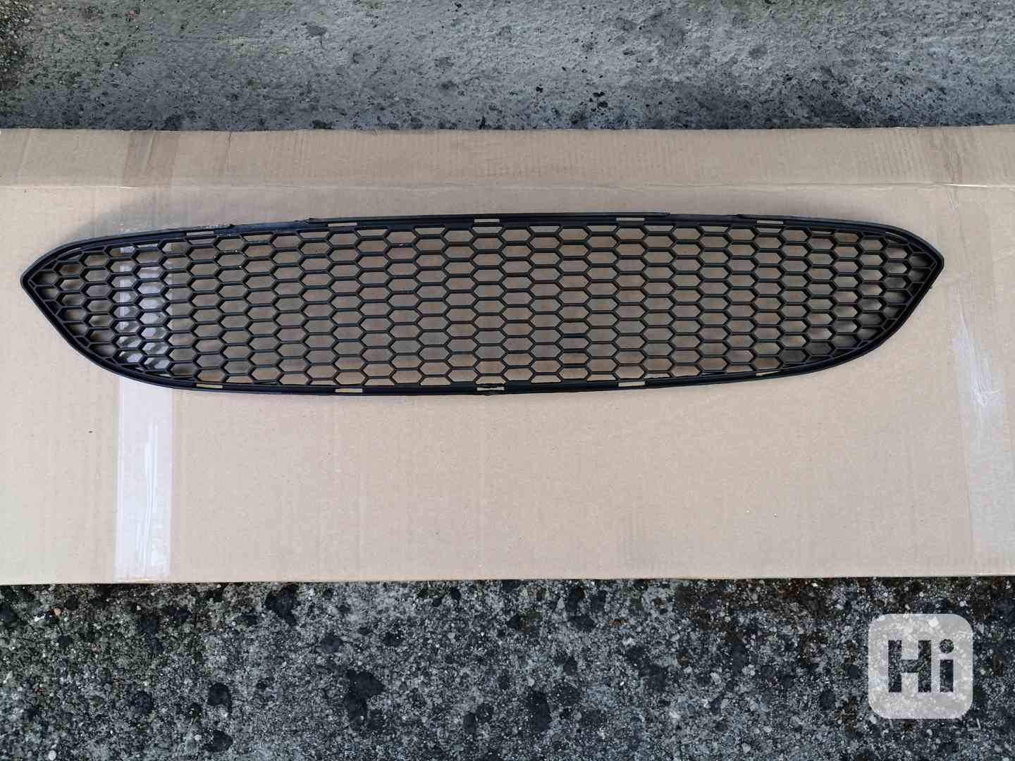 BMW E60 - středová mřížka pro nárazník M5. - foto 1