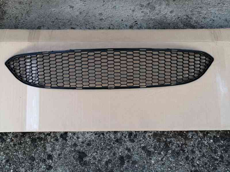 BMW E60 - středová mřížka pro nárazník M5. - foto 1