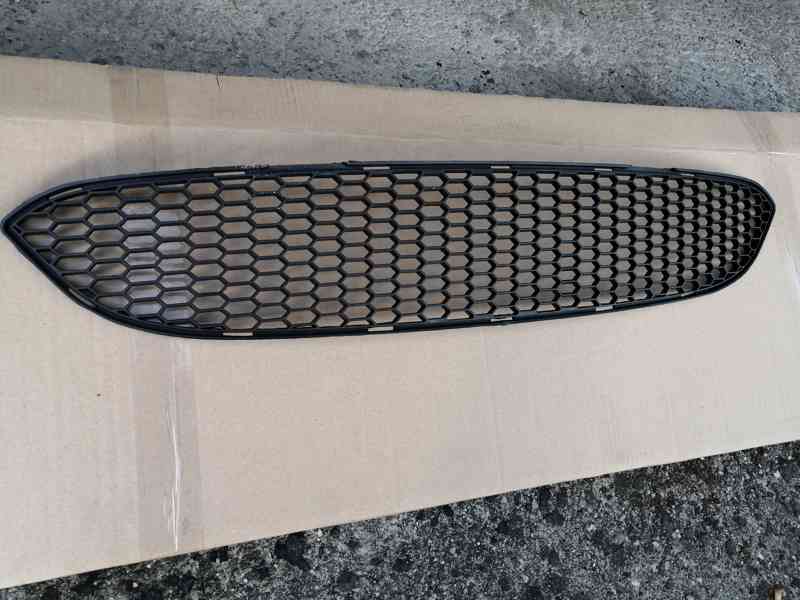 BMW E60 - středová mřížka pro nárazník M5. - foto 2