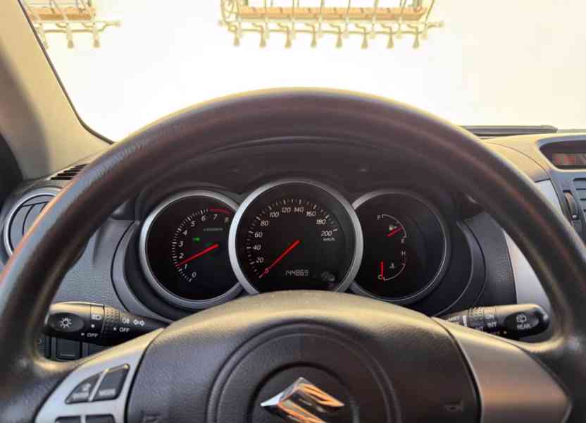 Suzuki Grand Vitara 2,0i benzín 103kw - foto 9