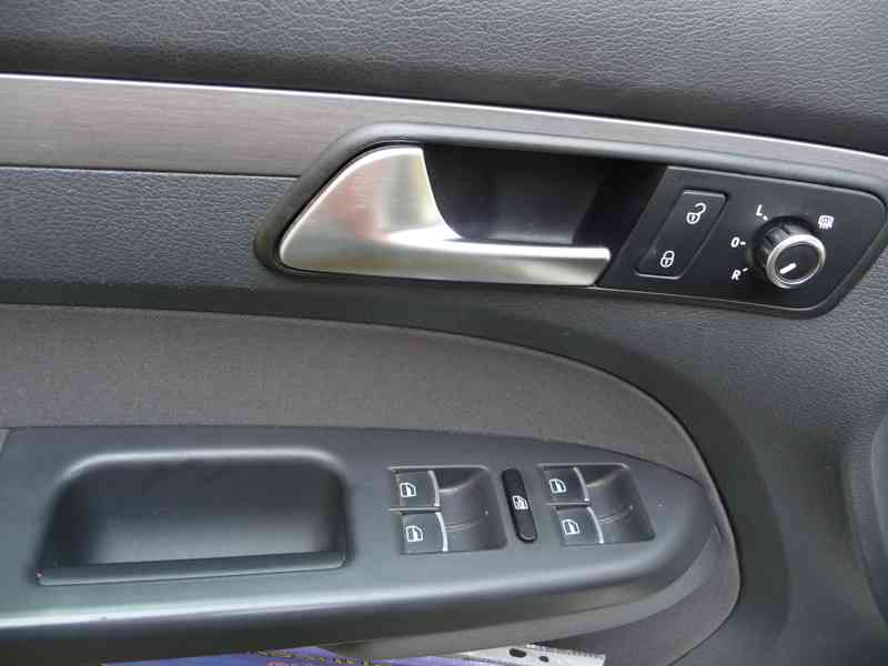 VW Touran 1,6 TDi, 77 kW, Comfort Line, 2012,nehavarován!!  - foto 15