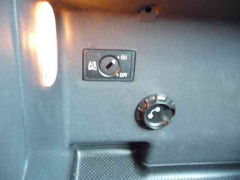 VW Touran 1,6 TDi, 77 kW, Comfort Line, 2012,nehavarován!!  - foto 17