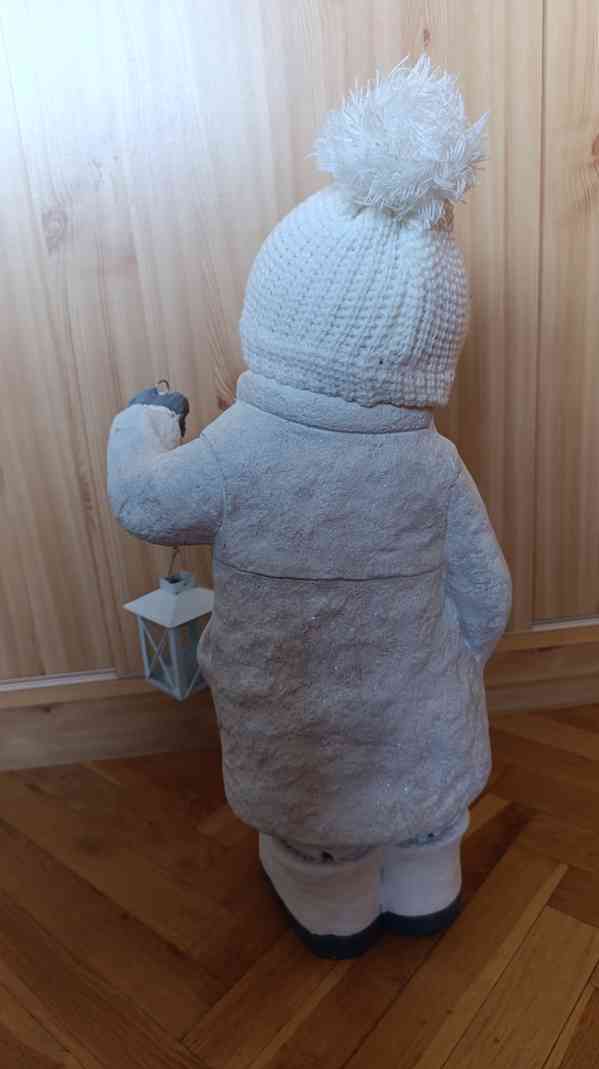 Socha chlapec s lucernou - foto 2