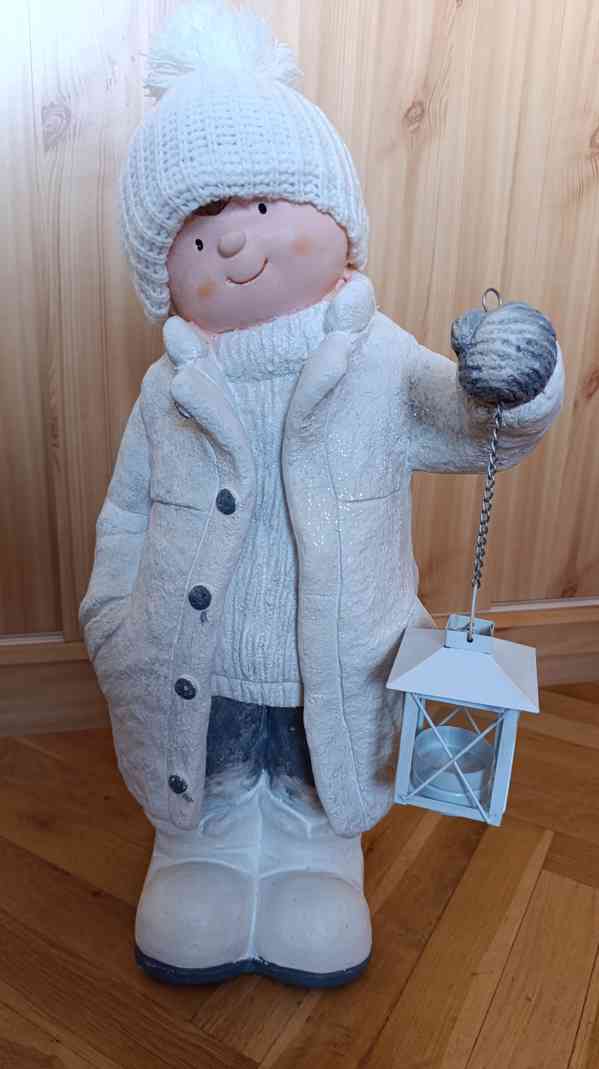 Socha chlapec s lucernou - foto 3