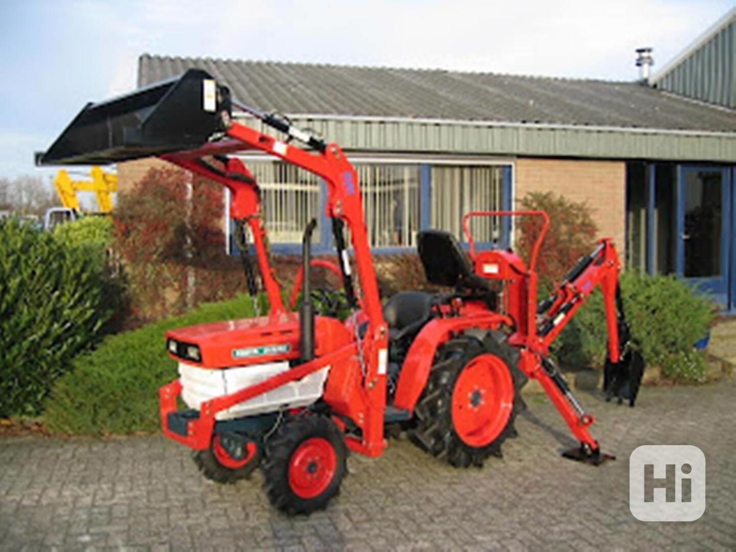 Malý mikrotraktor Kubota s nakládací lžící a kopacím ramenem - foto 1