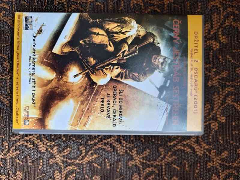VHS Vítězové a poražení + Černý jestřáb sestřelen - foto 2