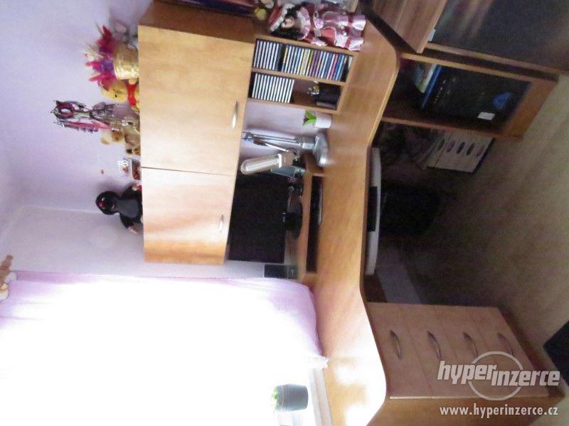 Psací stůl rohový a skříň - foto 5