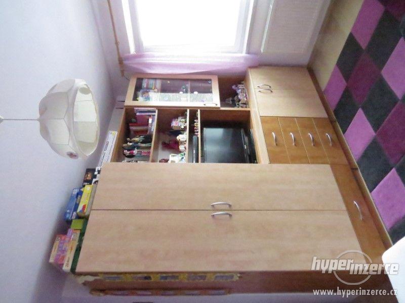 Psací stůl rohový a skříň - foto 8