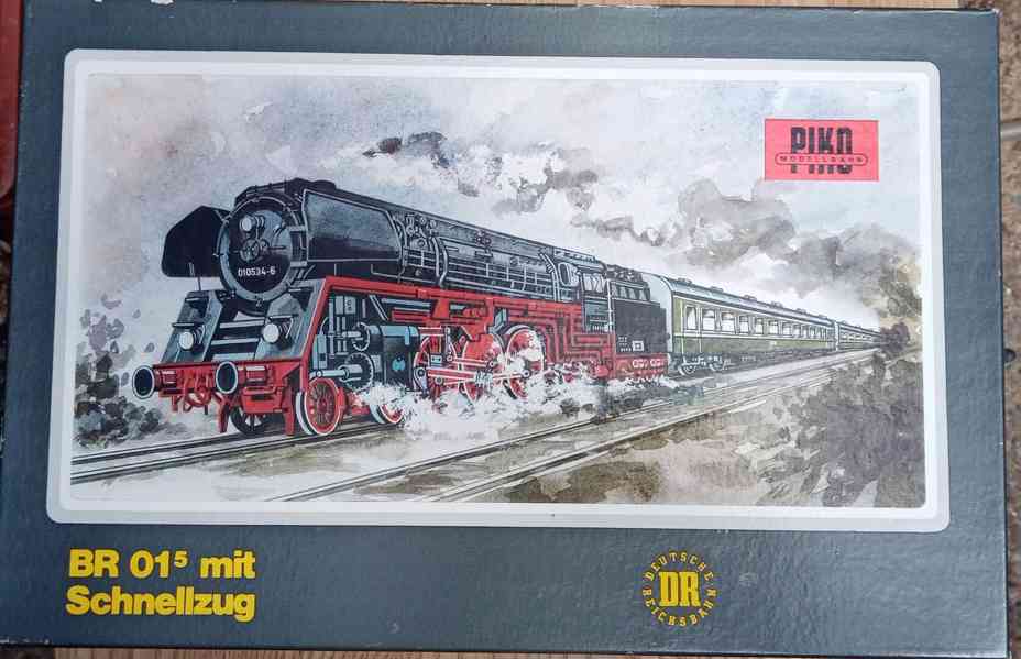 Rychlíková lokomotiva BR01 se třemi vagóny Piko HO - foto 1