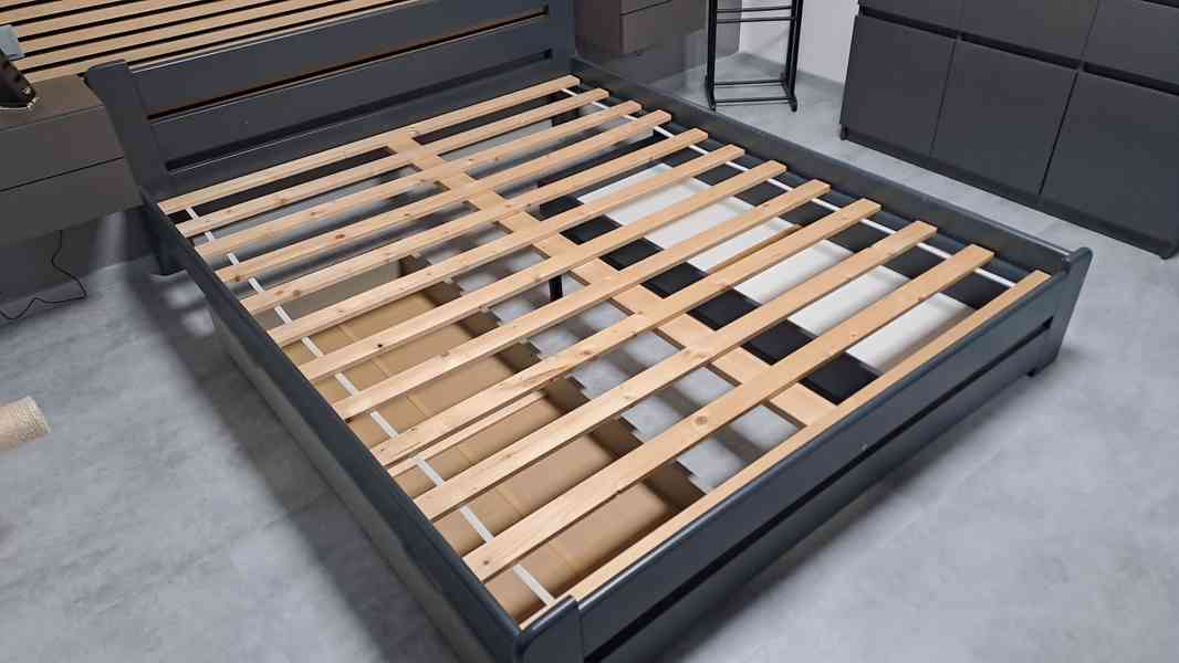 Postel z masivu 160x200 v odstínu antracit + rošt + šuplíky - foto 7