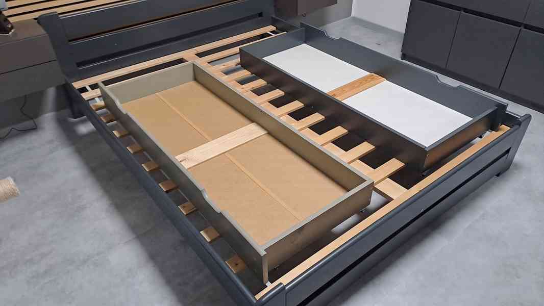 Postel z masivu 160x200 v odstínu antracit + rošt + šuplíky - foto 10