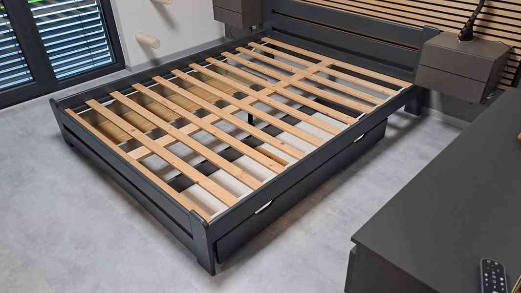 Postel z masivu 160x200 v odstínu antracit + rošt + šuplíky - foto 5