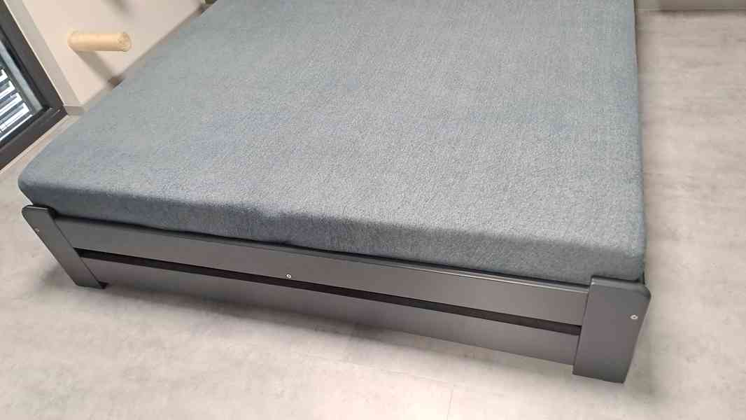 Postel z masivu 160x200 v odstínu antracit + rošt + šuplíky - foto 4