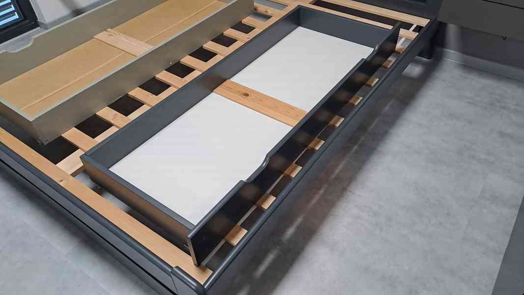 Postel z masivu 160x200 v odstínu antracit + rošt + šuplíky - foto 9