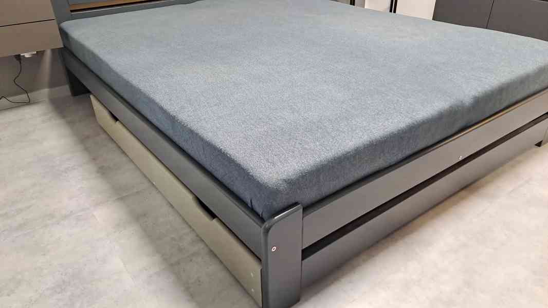 Postel z masivu 160x200 v odstínu antracit + rošt + šuplíky - foto 3