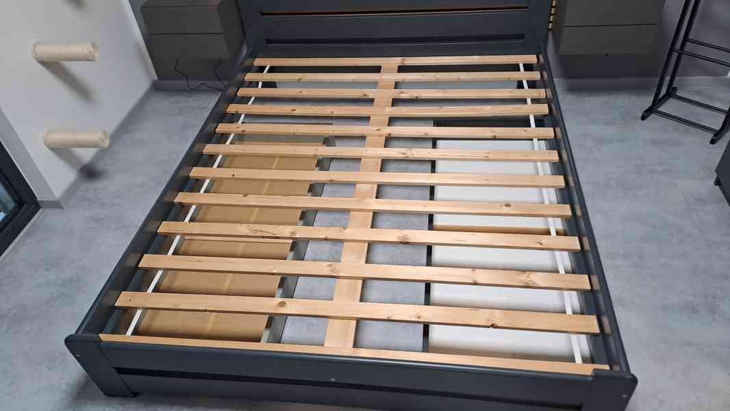 Postel z masivu 160x200 v odstínu antracit + rošt + šuplíky - foto 6