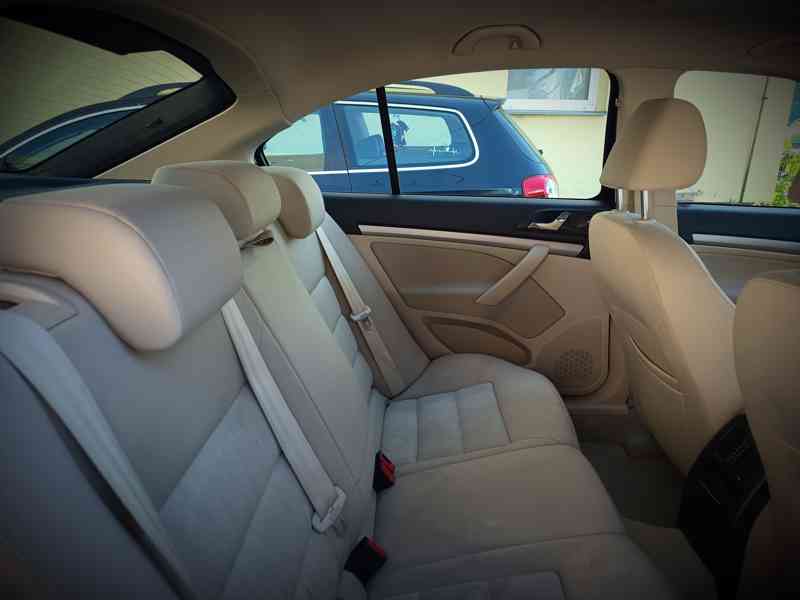 ŠKODA Octavia 1,6TDI Ambition ČR 1 majitel  - foto 9
