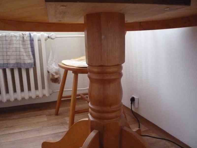 Dřevěný stůl + 4 židle - foto 4