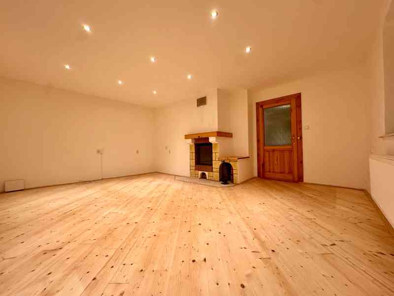 Nadstandardní byt 3+1 se zahradou a bazénem v Roztokách - foto 6