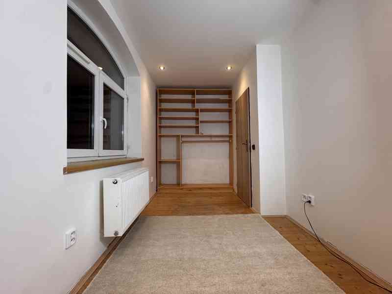 Nadstandardní byt 3+1 se zahradou a bazénem v Roztokách - foto 18