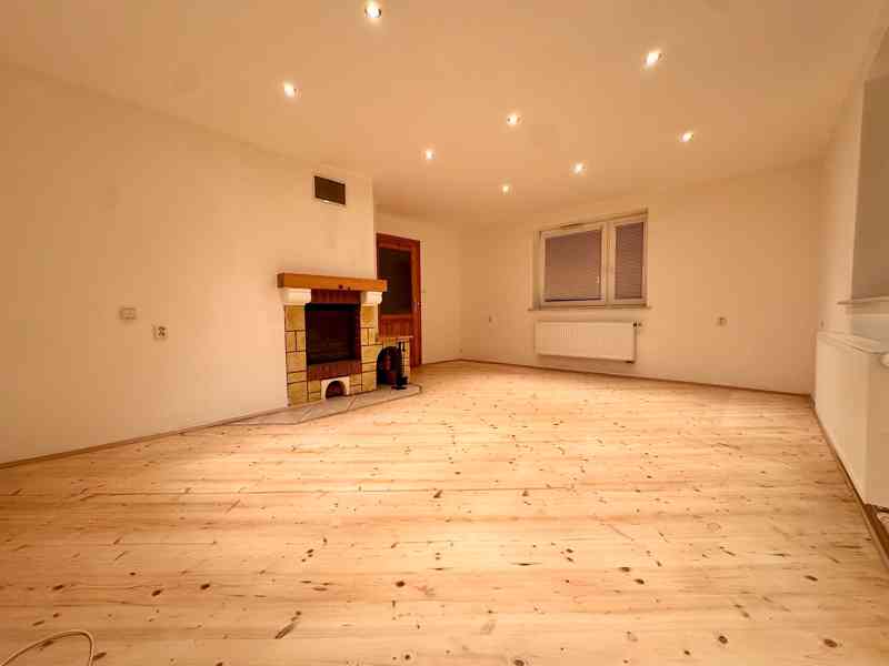 Nadstandardní byt 3+1 se zahradou a bazénem v Roztokách - foto 7