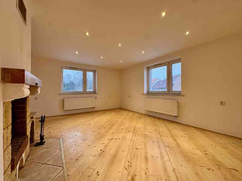 Nadstandardní byt 3+1 se zahradou a bazénem v Roztokách - foto 3