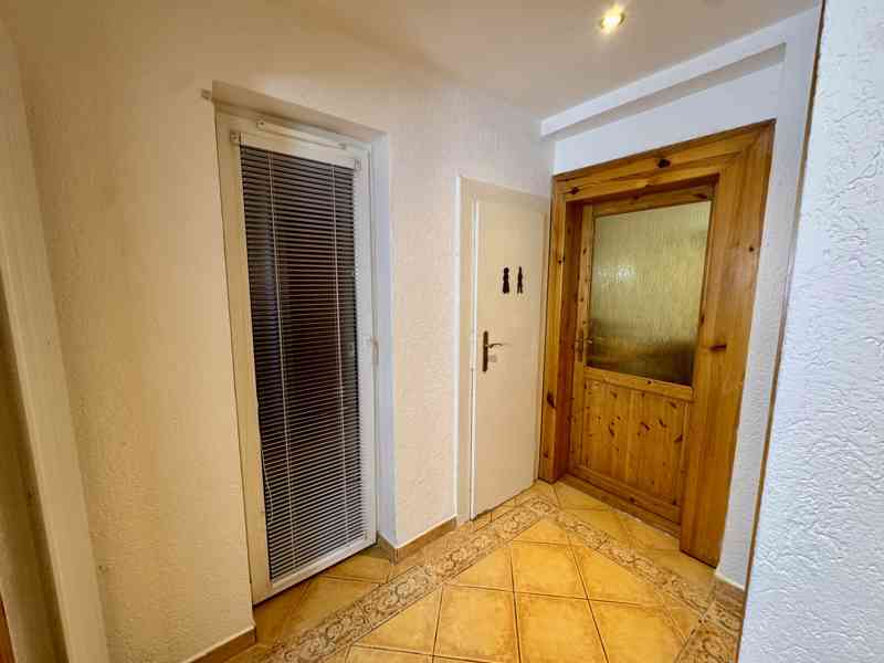 Nadstandardní byt 3+1 se zahradou a bazénem v Roztokách - foto 22