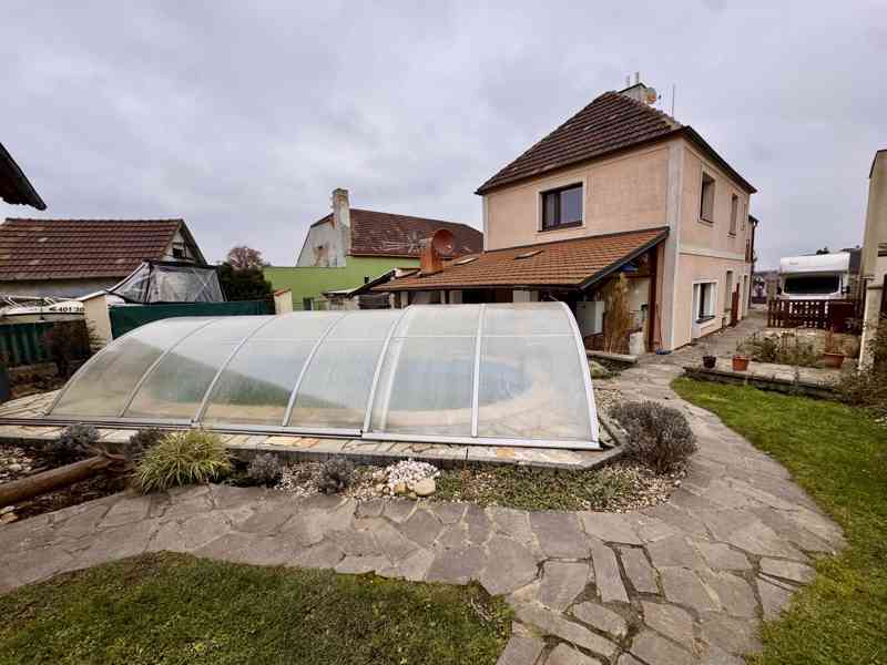 Nadstandardní byt 3+1 se zahradou a bazénem v Roztokách - foto 25