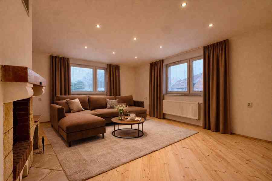 Nadstandardní byt 3+1 se zahradou a bazénem v Roztokách - foto 2