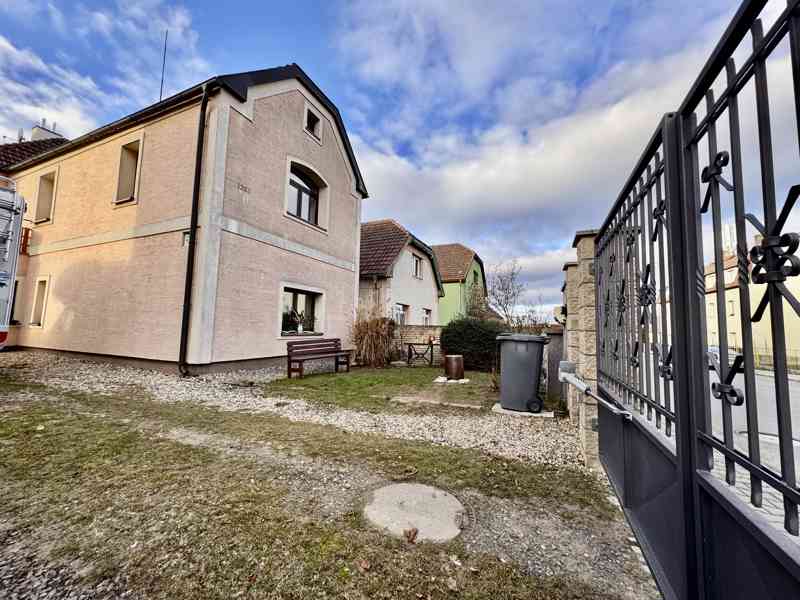 Nadstandardní byt 3+1 se zahradou a bazénem v Roztokách - foto 28