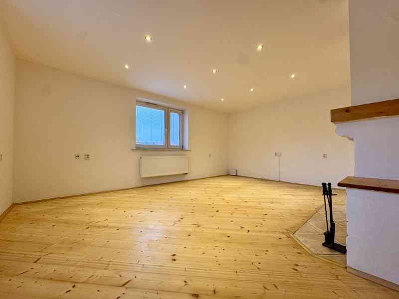 Nadstandardní byt 3+1 se zahradou a bazénem v Roztokách - foto 4