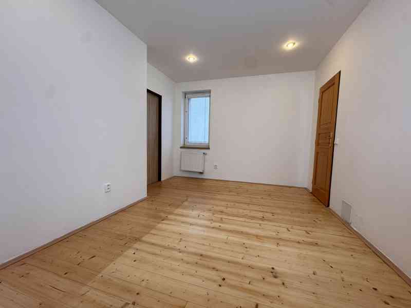 Nadstandardní byt 3+1 se zahradou a bazénem v Roztokách - foto 13