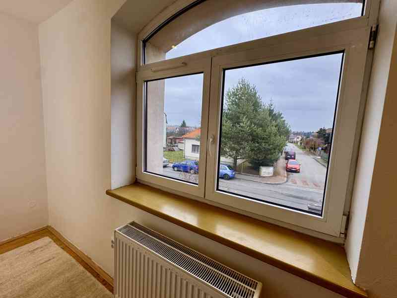 Nadstandardní byt 3+1 se zahradou a bazénem v Roztokách - foto 20