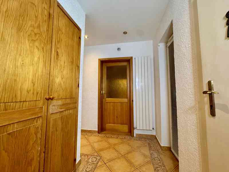 Nadstandardní byt 3+1 se zahradou a bazénem v Roztokách - foto 23