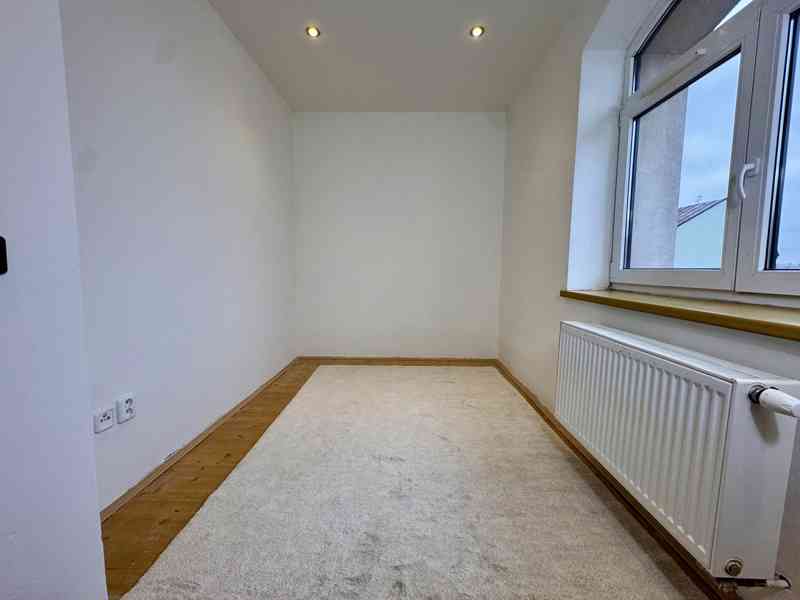 Nadstandardní byt 3+1 se zahradou a bazénem v Roztokách - foto 17