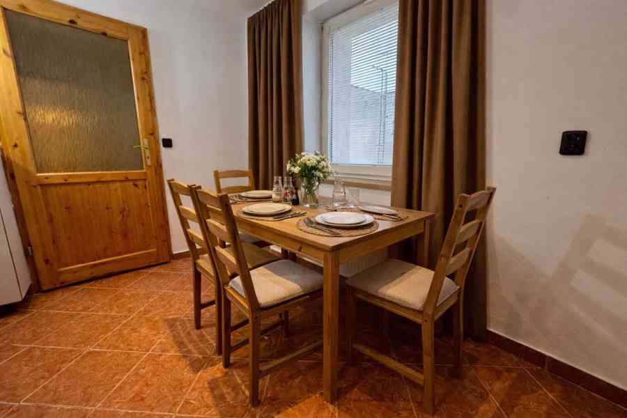 Nadstandardní byt 3+1 se zahradou a bazénem v Roztokách - foto 10