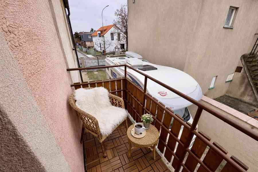 Nadstandardní byt 3+1 se zahradou a bazénem v Roztokách - foto 21