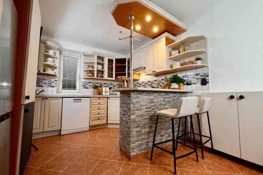 Nadstandardní byt 3+1 se zahradou a bazénem v Roztokách - foto 9