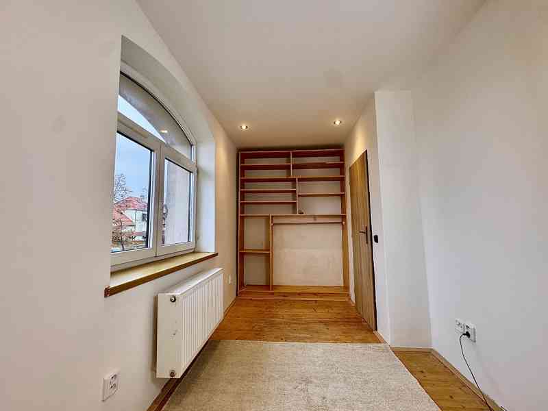 Nadstandardní byt 3+1 se zahradou a bazénem v Roztokách - foto 19