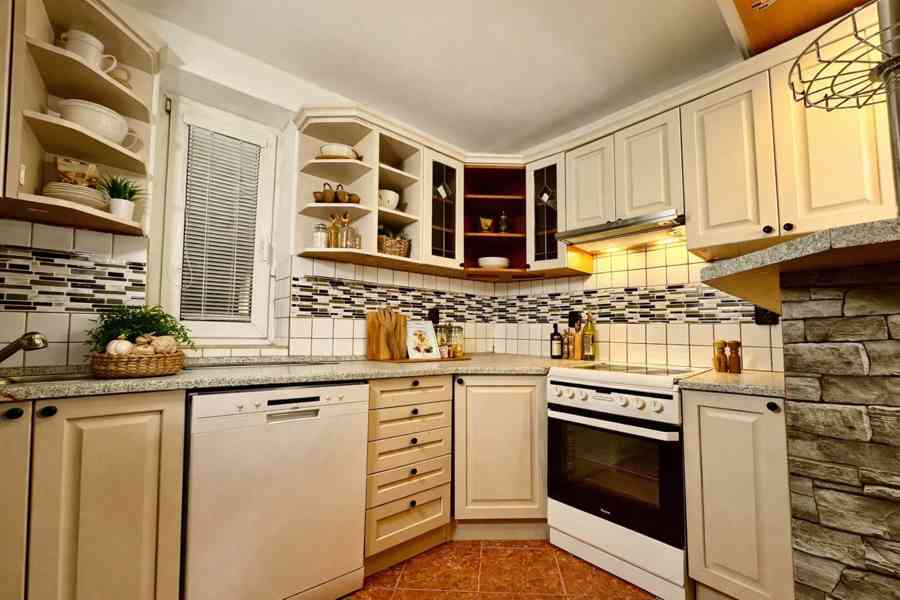 Nadstandardní byt 3+1 se zahradou a bazénem v Roztokách - foto 8