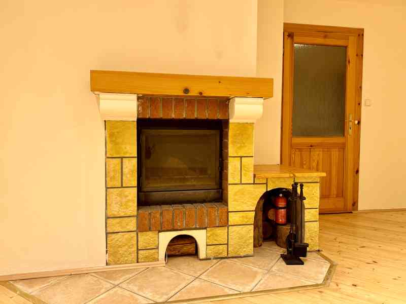 Nadstandardní byt 3+1 se zahradou a bazénem v Roztokách - foto 5