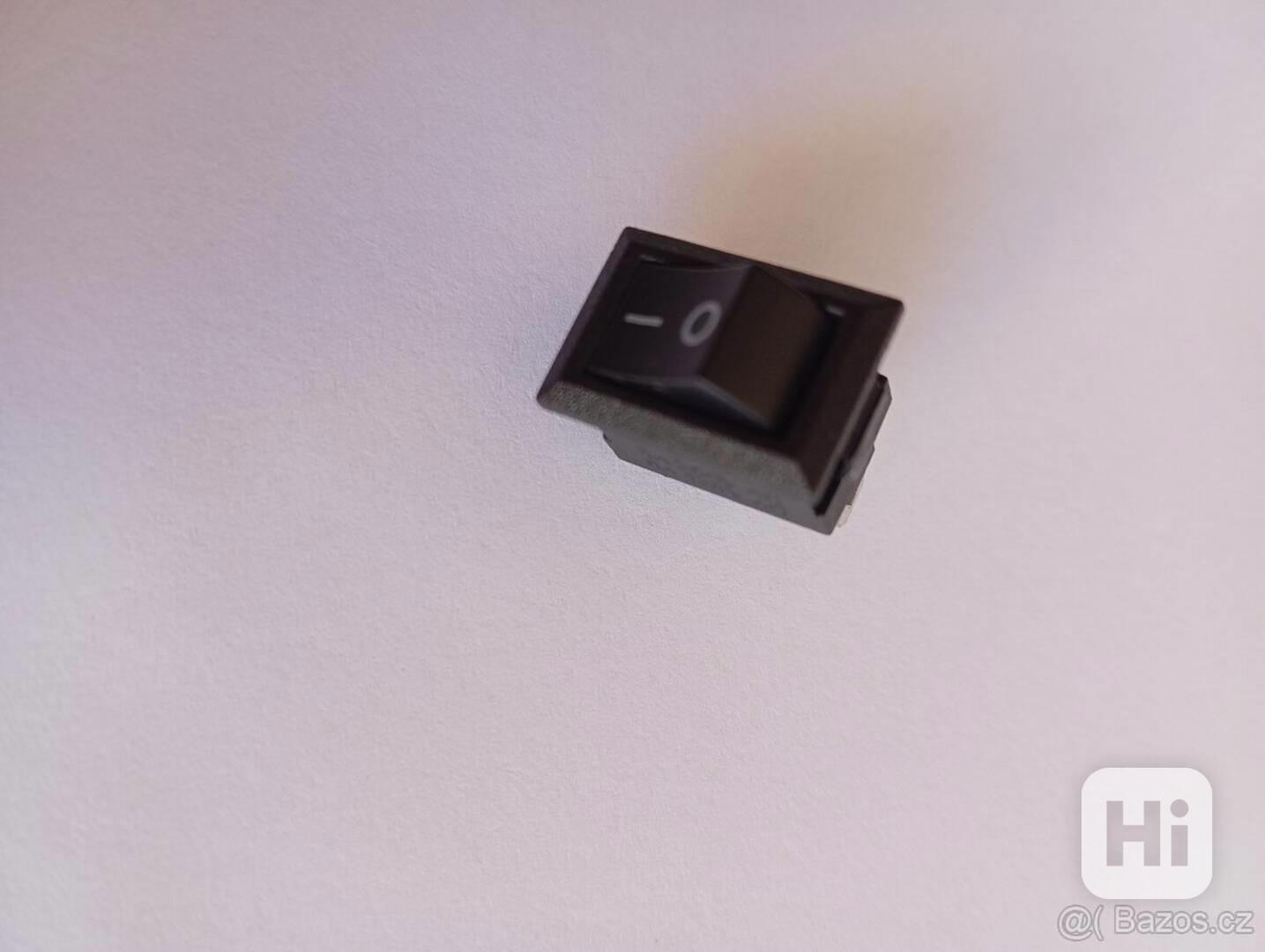Spínač kolébkový hranatý  - foto 1