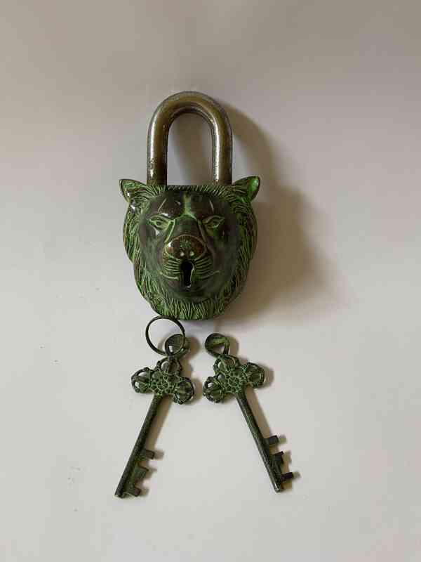 Lev - velký mosazný zdobený visací zámek - 2 klíče - foto 1