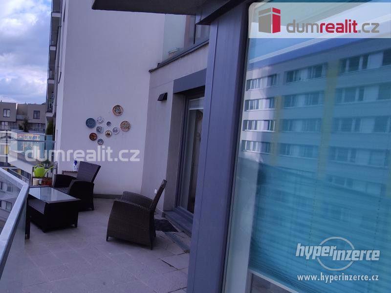 Moderní byt 2+kk 53 m2 s velkou terasou v atraktivní lokalitě Malešic - foto 11