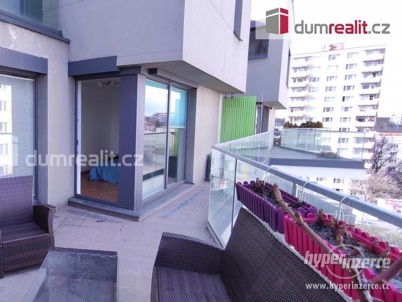 Moderní byt 2+kk 53 m2 s velkou terasou v atraktivní lokalitě Malešic - foto 12