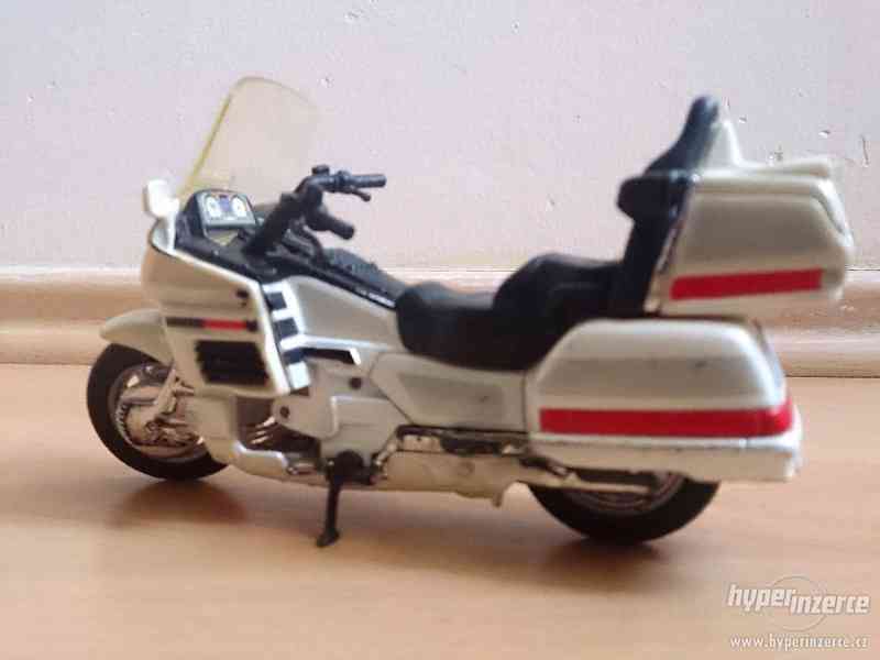 MAISTO motorka Honda 1:18 - foto 1