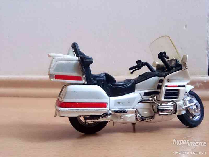 MAISTO motorka Honda 1:18 - foto 10